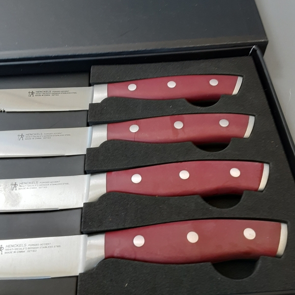 This Henckels knife set includes four stainless steel steak knives with a vibran - Picture 6 of 9